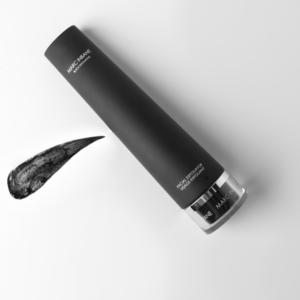 MARC INBANE Black Exfoliator gezichtsscrub met charcoal powder verkrijgbaar bij Divae in IJsselstein voor een egale teint.