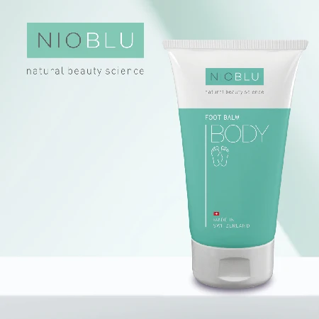 Nioblu Voetenbalsem met karitéboter en aloë vera voor de intensieve verzorging van droge en ruwe voeten bij Divae.