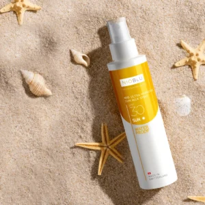 Nioblu Nio Ultra Hydraterende Zonnemelk Spray SPF 30 met UVA/UVB-filters en aloë vera voor effectieve zonbescherming bij Divae.