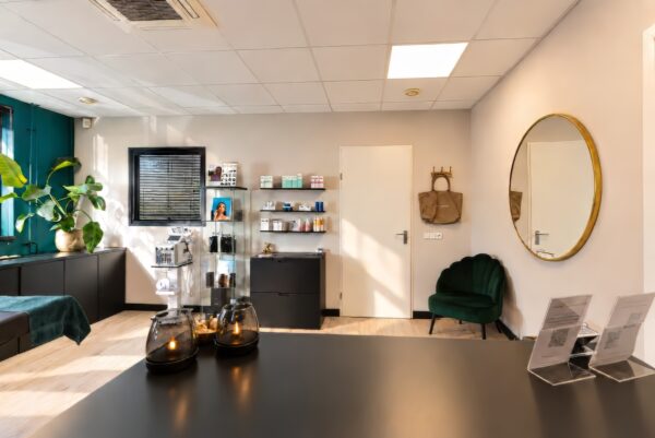 Sfeervolle en moderne behandelruimte van Schoonheidssalon Divae in IJsselstein Utrecht met ontspannen sfeer voor gezichtsbehandelingen.