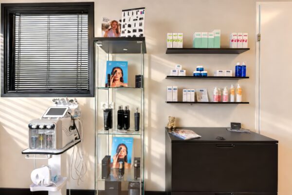 Luxe huidverzorgingsproducten en verzorgingselementen opgesteld in Schoonheidssalon Divae in IJsselstein.