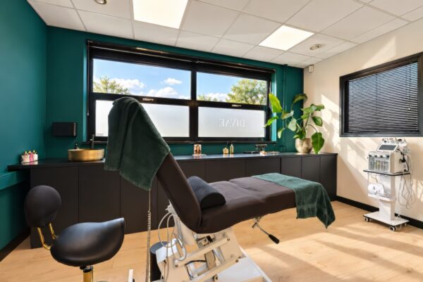 Schoonheidsspecialiste voert een ontspannende en huidverbeterende gezichtsbehandeling uit bij Schoonheidssalon Divae te IJsselstein.