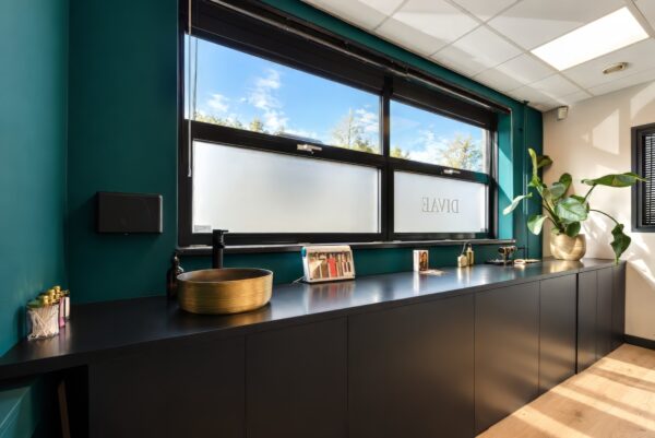 Sfeervolle en moderne behandelruimte van Schoonheidssalon Divae in IJsselstein Utrecht met ontspannen sfeer voor gezichtsbehandelingen.