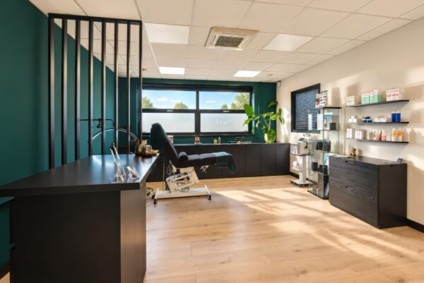 Sfeervolle en moderne behandelruimte van Schoonheidssalon Divae in IJsselstein Utrecht met ontspannen sfeer voor gezichtsbehandelingen.