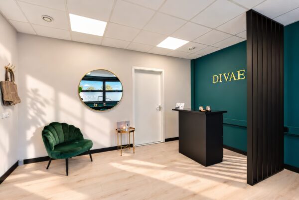 Sfeervolle en moderne behandelruimte van Schoonheidssalon Divae in IJsselstein Utrecht met ontspannen sfeer voor gezichtsbehandelingen.